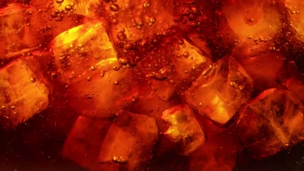 Super Cámara Lenta Verter Bebida Cola Con Cubitos Hielo Interior — Vídeos de Stock