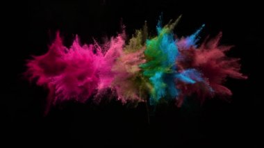 Siyah arka planda izole edilmiş süper yavaş renkli barut patlaması. Yüksek hızlı sinema kamerası, 1000fps.