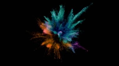 Siyah arka planda izole edilmiş süper yavaş renkli barut patlaması. Yüksek hızlı sinema kamerası, 1000fps.