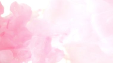 Sudaki renkli mürekkep çok yavaş akıyor. Beyaz arka planda izole edilmiş. Yüksek hızlı sinema kamerasıyla çekilmiş.