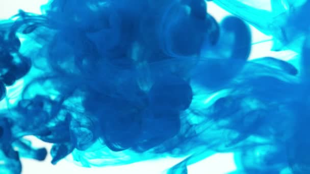 Super Zeitlupe Farbiger Tinten Wasser Vereinzelt Auf Weißem Hintergrund Gefilmt — Stockvideo