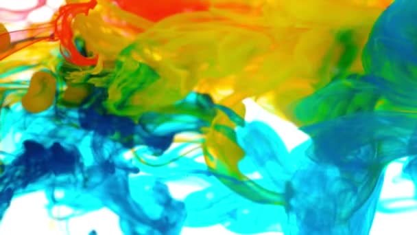 Super Langzame Beweging Van Gekleurde Inkten Water Geïsoleerd Witte Achtergrond — Stockvideo