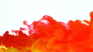 Suda soyut renkli mürekkep, metin için boş alan.