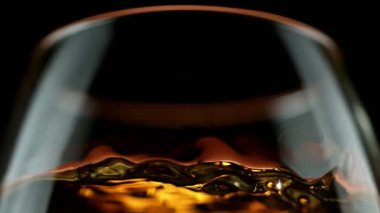 Viski, konyak ya da romun makroda sallanması çok yavaş bir hareket. Yüksek hızlı sinema kamerası, 1000 fps.