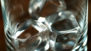 Viski ya da romu kaydırak hareketli çok yavaş bir şekilde dökerim. Yüksek hızlı sinema kamerası, 1000fps