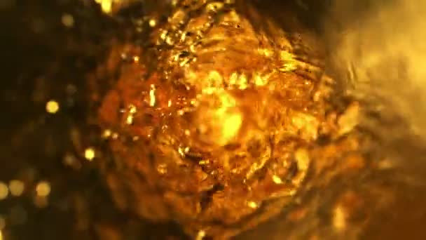 Movimento Super Lento Verter Uísque Rum Conhaque Dentro Garrafa Filmado — Vídeo de Stock