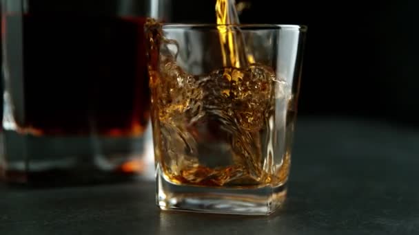 Movimento Super Lento Despejar Uísque Rum Com Movimento Deslizante Filmado — Vídeo de Stock