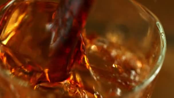 Super Zpomalený Film Nalévání Whisky Super Makro Záběru Natočeno Vysokorychlostní — Stock video