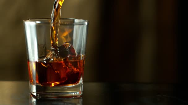 Mouvement Super Lent Verser Whisky Rhum Avec Mouvement Diapositive Filmé — Video