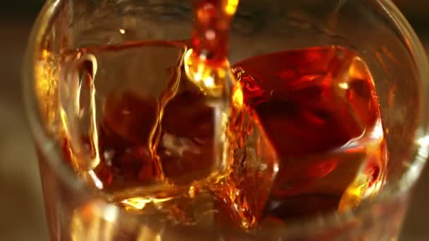Super Zpomalený Film Nalévání Whisky Super Makro Záběru Natočeno Vysokorychlostní — Stock video