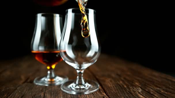 Super Slow Motion Van Het Gieten Van Rum Cognac Glas — Stockvideo