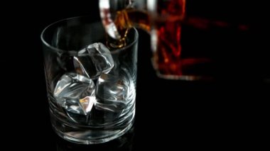 Viski ya da romu kaydırak hareketli çok yavaş bir şekilde dökerim. Yüksek hızlı sinema kamerası, 1000fps