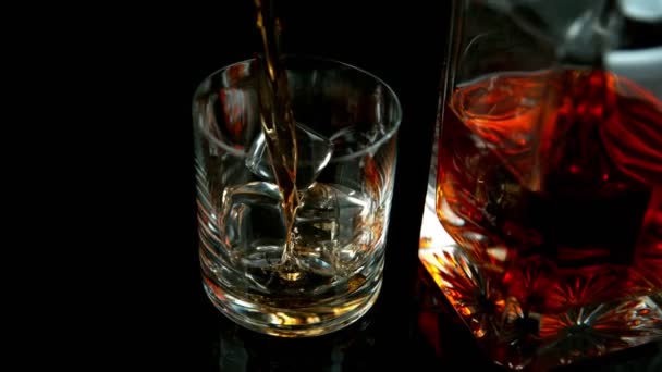 Super Powolny Ruch Nalewania Whisky Lub Rumu Ruchem Ślizgowym Nagrywane — Wideo stockowe