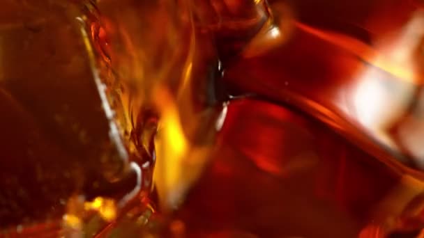 倒威士忌的超级慢动作在超级宏观镜头 用高速摄像机拍摄 每秒1000英尺 — 图库视频影像