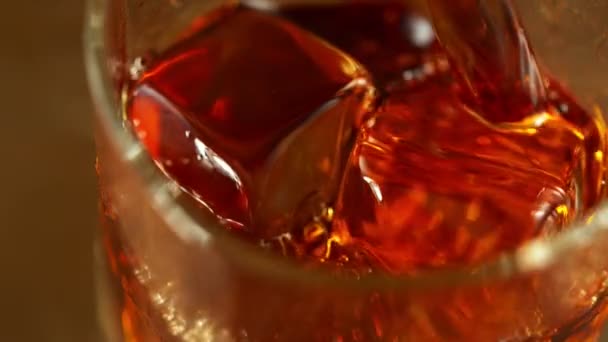 Super Slow Motion Van Het Gieten Van Whisky Super Macro — Stockvideo