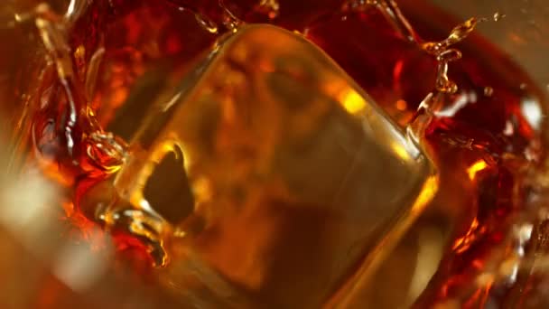 Szuper Lassított Felvétel Zuhanó Jégkockából Whiskybe Szuper Makró Felvétellel Filmre — Stock videók