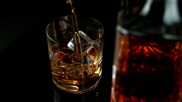 Super Slow Motion Van Het Gieten Van Whisky Rum Met — Stockvideo