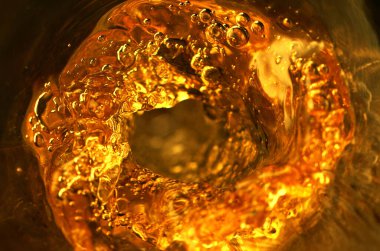 Rom, viski ya da konyakla dolu bir şişenin içinden Macro shot. Süper detaylı çekim.