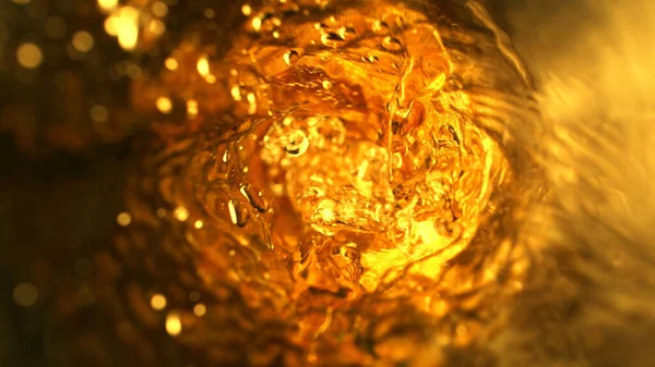 ラム酒 ウィスキー コニャックで満たされたボトルの内側からマクロショット スーパーディティールショット — ストック写真