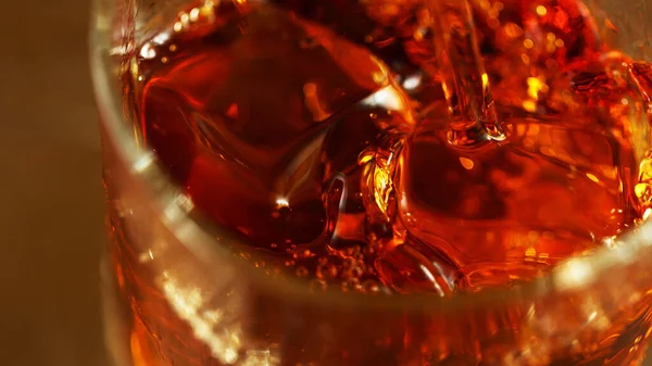 Super Macro Shot Verser Une Boisson Whisky Dans Verre Glaçons — Photo