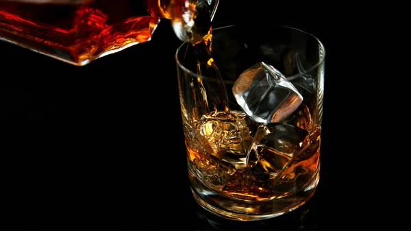 Dettaglio Versare Whisky Vetro Sfondo Nero — Foto Stock