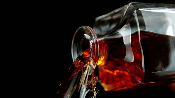 Detalj Hälla Whisky Från Flaska Isolerad Svart Bakgrund — Stockfoto