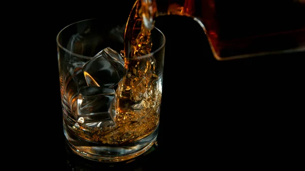 Detail Van Het Gieten Van Whisky Glas Zwarte Achtergrond — Stockfoto