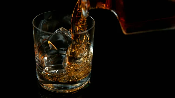 Détail Verser Whisky Dans Verre Sur Fond Noir — Photo