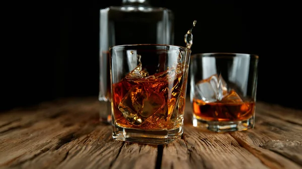 Släng Whisky Från Glas Med Isbitar Inuti Frysrörelse — Stockfoto