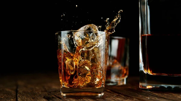 Whisky Uit Glas Sprenkelen Met Ijsblokjes Erin Beweeg Niet — Stockfoto