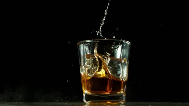 超慢的运动下降的威士忌杯 被摧毁 用高速摄像机拍摄 每秒1000帧 — 图库视频影像