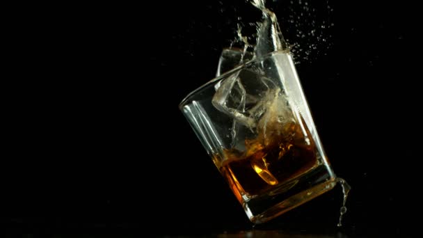 Super lent mouvement de chute verre de whisky, être détruit. Filmé sur caméra de cinéma à grande vitesse, 1000 images par seconde .