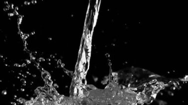 Siyah arkaplana su sıçratmanın süper yavaş akışı. Yüksek hızlı sinema kamerası, 1000fps.