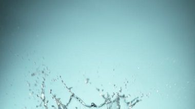 Su kaplaması şeklindeki süper yavaş çekim. Yüksek hızlı sinema kamerası, 1000fps.