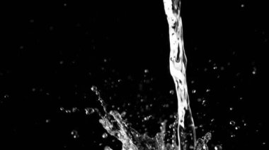 Siyah arkaplana su sıçratmanın süper yavaş akışı. Yüksek hızlı sinema kamerası, 1000fps.