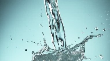 Mavi arkaplana su sıçratmanın süper yavaş akışı. Yüksek hızlı sinema kamerası, 1000fps.
