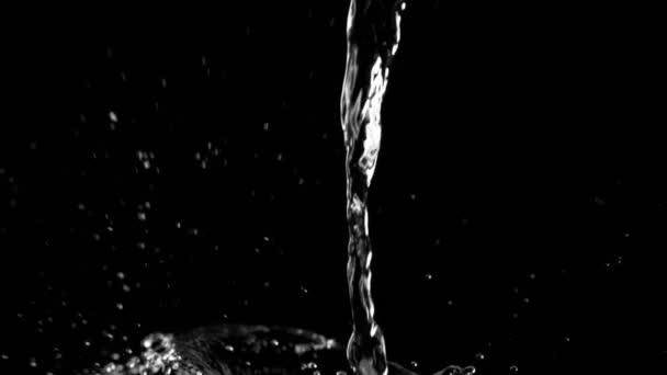 Movimento Super Lento Derramar Água Espirrando Sobre Fundo Preto Filmado — Vídeo de Stock