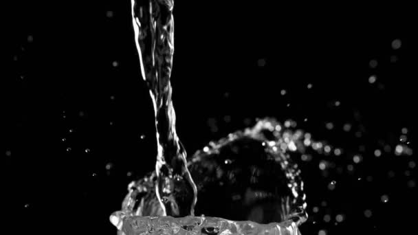 Супер Повільний Рух Розбризкування Води Чорному Тлі Знято Високошвидкісній Кінокамері — стокове відео