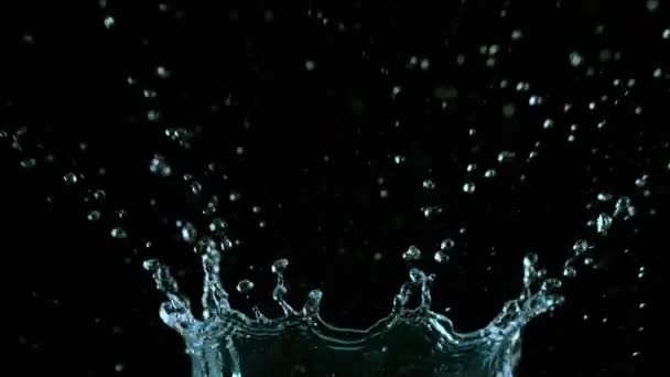 Super Slow Motion Spruzzi Acqua Forma Corona Sfondo Nero Girato — Video Stock