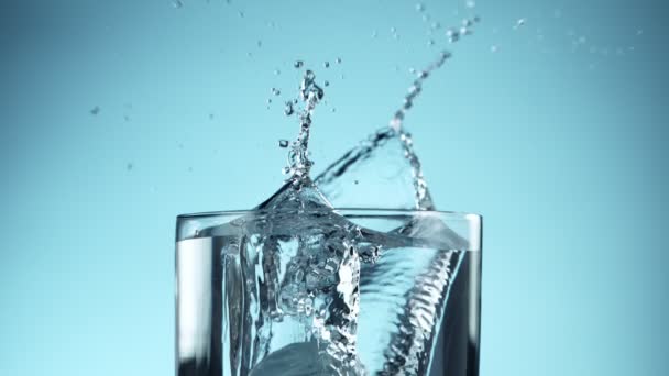 Super Cámara Lenta Cubitos Hielo Cayendo Vaso Agua Sobre Fondo — Vídeos de Stock