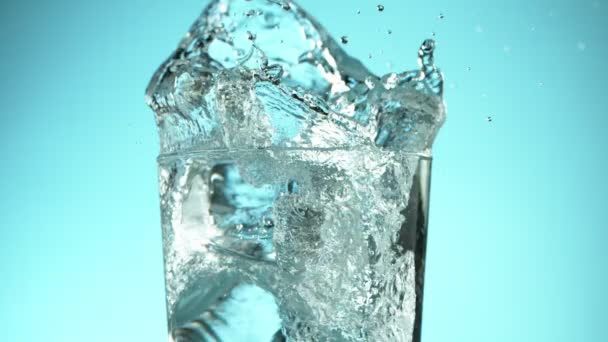 Buz Küplerinin Mavi Zemin Üzerinde Bardağına Düşmesi Çok Yavaş Bir — Stok video