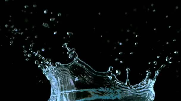 Super Langzame Beweging Van Spetterende Water Kroon Vorm Zwarte Achtergrond — Stockvideo