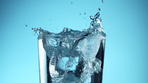 Super Cámara Lenta Cubitos Hielo Cayendo Vaso Agua Sobre Fondo — Vídeos de Stock