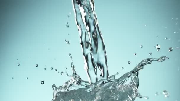 Super Zeitlupe Des Gießens Plätschernden Wassers Auf Blauem Hintergrund Gefilmt — Stockvideo