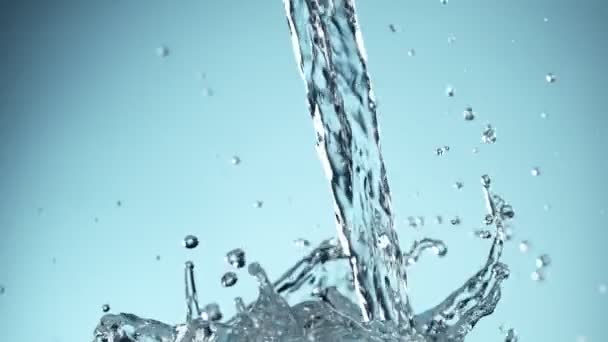 Movimento Super Lento Derramar Água Espirrando Fundo Azul Filmado Câmera — Vídeo de Stock