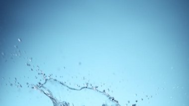 Su kaplaması şeklindeki süper yavaş çekim. Yüksek hızlı sinema kamerası, 1000fps.