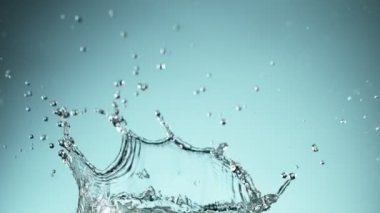 Su kaplaması şeklindeki süper yavaş çekim. Yüksek hızlı sinema kamerası, 1000fps.