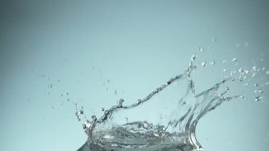 Su kaplaması şeklindeki süper yavaş çekim. Yüksek hızlı sinema kamerası, 1000fps.