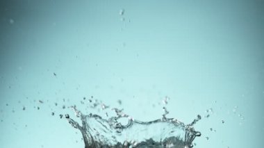 Su kaplaması şeklindeki süper yavaş çekim. Yüksek hızlı sinema kamerası, 1000fps.