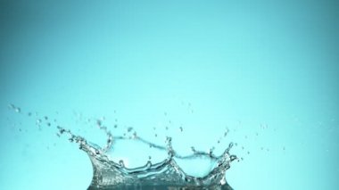 Su kaplaması şeklindeki süper yavaş çekim. Yüksek hızlı sinema kamerası, 1000fps.